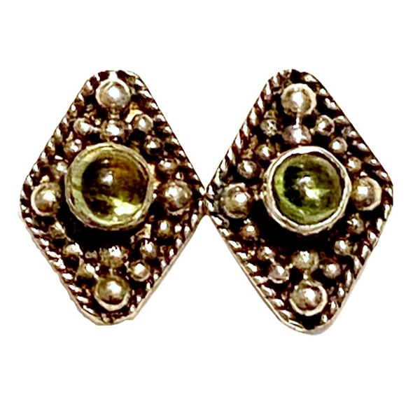 Sterling Silver Green Stone Stud Earrings 925 - Picture 1 of 3